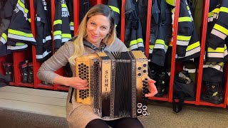 Die lustige CLAUDIA spielt die FEUERWEHR POLKA auf ihrer Steirischen Harmonika [upl. by Rae]