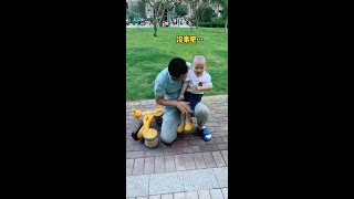 爸爸总是不陪儿子玩，这下就别怪兜兜翻脸了 funny cute baby [upl. by Ardeahp]