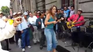 Extranjera cantando en las calles de México [upl. by Notgnilra974]