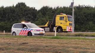 Auto in de sloot langs A1 bij Oldenzaal bestuurder nergens te bekennen [upl. by Ruckman951]