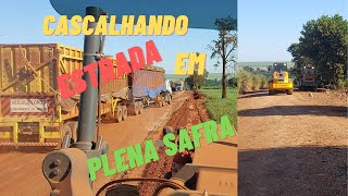 CASCALHANDO ESTRADA EM PLENA SAFRAMOTONIVELADORAJONH DEERE [upl. by Ribble547]