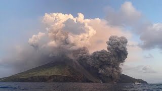 Italien Höchste Alarmstufe nach Vulkanausbruch auf MittelmeerInsel Stromboli [upl. by Heger]