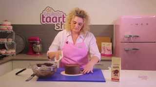 Taart decoreren met chocolade ganache [upl. by Kling]