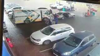 Braquage dun fourgon à Johannesburg Afrique du Sudcash in transit robbery [upl. by Wehrle841]