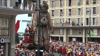 Le Havre  dans la parade de Royal de Luxe avec les Lilliputiens [upl. by Siahc]