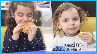 Yankı ve Rüya Burger Kingde Hamburger patates ve nugget Keyfi l Eğlenceli Çocuk Videosu [upl. by Eaton]