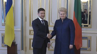 Kijeve D Grybauskaitė sutikta ovacijomis su V Zelenskiu bendravo tik angliškai [upl. by Liponis357]