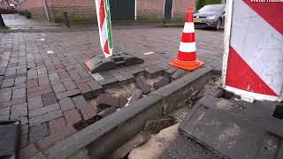 Sinkhole ontstaan in het wegdek door wateroverlast [upl. by Neliac]