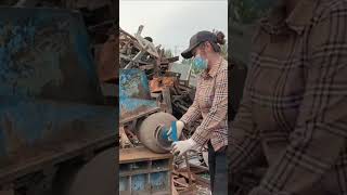 Dismantling of old liquefied gas tank valves [upl. by Orodoet]