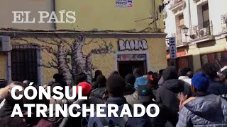 El cónsul de Senegal se refugia en un bar para escapar de los manifestantes de Lavapiés  Madrid [upl. by Brande]