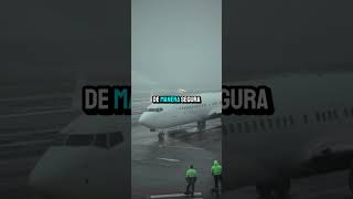 Impactante aterrizaje en vuelo desastresnaturalesvuelos climas extremos [upl. by Hau]