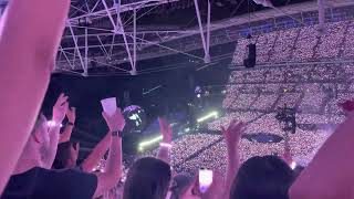 Coldplay Sky full of stars Live at Wembley 160822 [upl. by Straub]