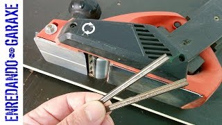 How to change the knives of a hand held planer [upl. by Lore]