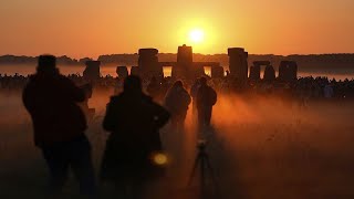 Milhares celebram o primeiro nascer do sol de verão em Stonehenge [upl. by Ecirp]