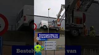 Bestelwagen bijna van brug geduwd in Temse nieuwsblad belgie ongeval [upl. by Lindi]