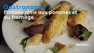 Gastronomie  pintade rôtie aux pommes et au fromage [upl. by Anidene234]