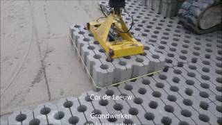 Machinaal grasbetontegels leggen [upl. by Gathard]