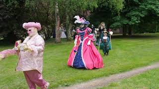 Parade des costumés au Château de lIslette le dimanche après midi [upl. by Ibbob]