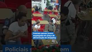 Policiais salvam jovem engasgada em praça de alimentação de shopping [upl. by Yemrots]