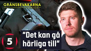 Gränspolisen hittar en pistol i en resenärs bil  Gränsbevakarna Sverige  Kanal 5 [upl. by Hairahcez]