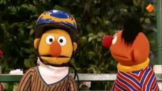 Bert en Ernie bert moet een helm op [upl. by Novelia255]