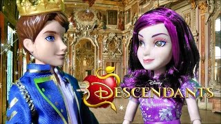 Mal and Ben Love Story Part 1 Disney Descendants Toy Review Kiss Rotten to the Core Evie Carlos Doll [upl. by Aicenad906]