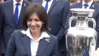 Anne Hidalgo présente la Coupe de l Euro 2016 Football  Paris le 2 avril 2016 [upl. by Enovahs]