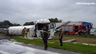 Vrachtwagen in sloot op A28 tussen Zwolle en De Lichtmis [upl. by Nahtanohj724]