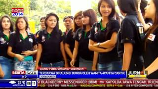 Terdakwa Dikalungi Bunga Oleh Wanita  Wanita Cantik [upl. by Theone686]