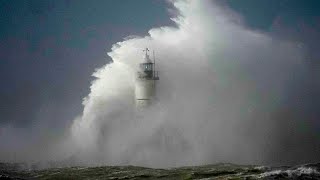 La tempête Eunice balaie le nord de lEurope faisant au moins neuf morts [upl. by Lissa150]