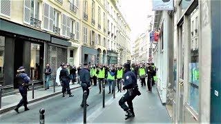 Incident entre 5 policiers qui protègent le siège de LREM et des Gilets jaunes  Paris  22 déc2018 [upl. by Assirehs]