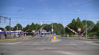 Spoorwegovergang Wijchen  Dutch railroad crossing [upl. by Eileme]