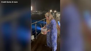 Turista compra aragosta in ristorante per liberarla in mare [upl. by Llig]