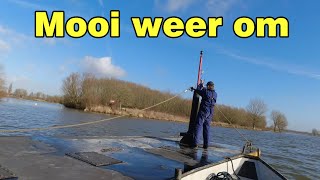 Veerpont Megen gaat van de gierinstallatie af omdat het water in de Maas weer normaal is geworden [upl. by Aicelav]