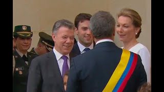 Presidente Duque recibe la Casa de Nariño de manos de Santos  Noticias Caracol [upl. by Ahsayn]