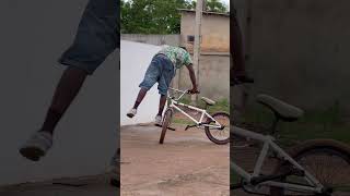 La vie sur deux roues👀🔥 freestylebmx automobile totalbmx bmxfreestyle stunt [upl. by Hayse318]