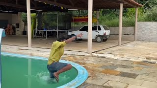 TIRINGA RESPONDE AOS FÃS E FICA TÃO BRAVO QUE CAI NA PISCINA 😂  COMÉDIA SELVAGEM ® [upl. by Aineval958]