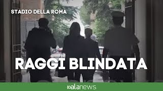 Raggi blindata esce dal Campidoglio la scorta ferma i giornalisti [upl. by Alroi609]