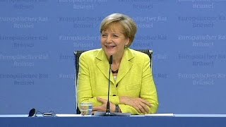 Von Kollegen im Stich gelassen Journalist singt alleine für Angela Merkel [upl. by Ycak528]