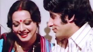 Amitabh Bachchan gives Rekha money  Do Anjaane  Bollywood Scene 731 [upl. by Ayotnahs981]