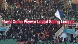 Awal Saling PSYWAR Berlanjut Saling Lempar Kursi  Persib Fans Vs Persis Fans Stadion Pakansari [upl. by Xyla659]