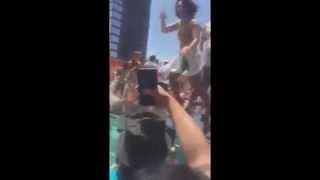 Demi Lovato falls in pool party 2015  Demi lovato se cae en fiesta de piscina 2015 [upl. by Ilram]