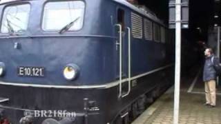 E 10 110 121 Sonderzug mit Pfiff in Hamburg Hauptbahnhof  Special train E 10 121 in Hamburg [upl. by Kenric359]