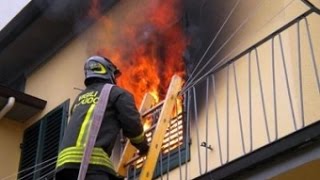 Pompieri in azione su incendio appartamento  salvataggio  VVF in sirena vigili del fuoco 2016 [upl. by Tidwell]