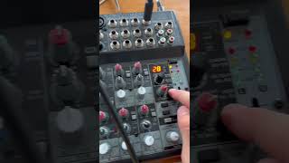 Mesa de som mixer Behringer Xenyx 1202FX [upl. by Ervine559]