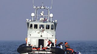 Au moins 12 morts dans le naufrage dune embarcation de migrants entre la France et lAngleterre [upl. by Demb]