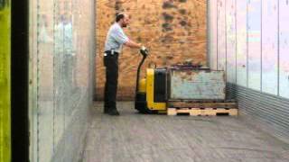 The Yale quotShort Equot Model MPB Pallet Truck can turn inside a trailer [upl. by Bugbee]