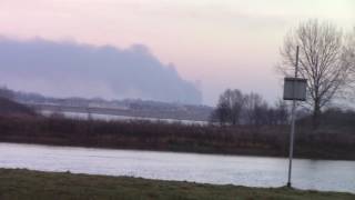 Lucht alarm tijdens zeer grote brand kunststoffabriek Seklvisui Alveo in Roermond [upl. by Ecirted422]