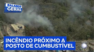 Balanço Geral flagra incêndio próximo a posto de combustíveis em SP [upl. by Bernie]