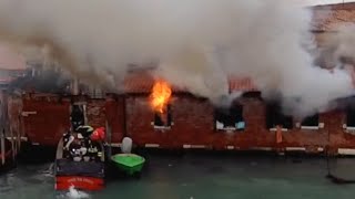 Vigili del Fuoco in azione su incendio appartamento Pompieri intervengono dallacqua [upl. by Biancha]